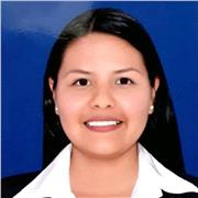 Profesora de Derecho imparte clases a estudiantes universitarios, jóvenes y adultos